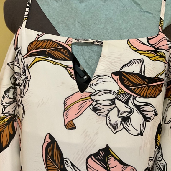 Size Small, sexy off the shoulder, mini summer  casual floral dress. - Picture 4 of 6